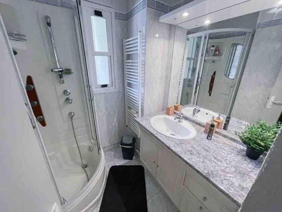 Appartement Spacieux Avec Parking Gratuit Sète Esterno foto